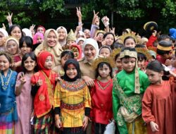 Wakil Wali Kota Makassar, Aliyah Mustika Ilham Renungkan Peran Guru pada Upacara HGN dan HUT ke-80 PGRI di SD Kompleks Mangkura