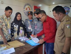 “Mengawal Suara Warga: Lurah Abdul Rauf dan Ketua LPM Faisal Thahir Hadir di Tengah Pemilihan RT