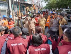 Camat – Sekcam Mamajang Pimpin Penertiban Lapak PKL di Atas Fasilitas Umum di Maricaya Selatan