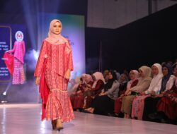 Ketua TP PKK Kecamatan Makassar Rizti Nadirah Tampil Anggun Peragakan Wastra Malebbi di Ramadhan Trend Hijab 2026