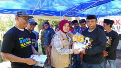 Pemkot Makassar Bersama IKA Unhas Bagikan 300 Paket Sembako untuk Petugas Lapangan