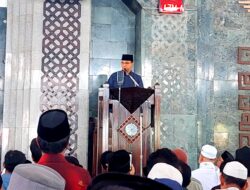 Anies Baswedan Sholat Jumat di Al-Markaz Al-Islami Makassar,