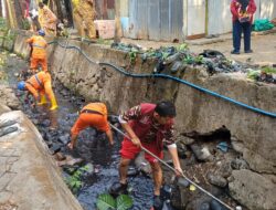 Jelang Musim Hujan, Ketua RT Bersama Lurah dan Satgas Kebersihan Bersihkan Drainase di Maricaya Selatan